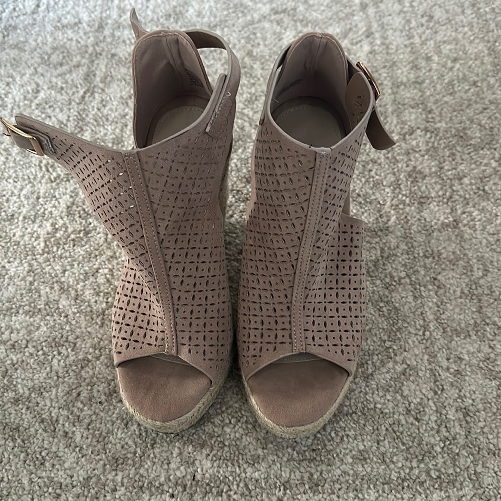 Soft pink wedges